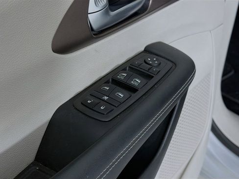 Used 2024 Chrysler Voyager LX image 20