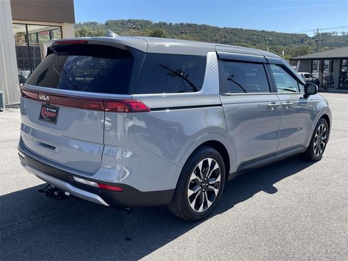 Used 2024 Kia Carnival EX image 4