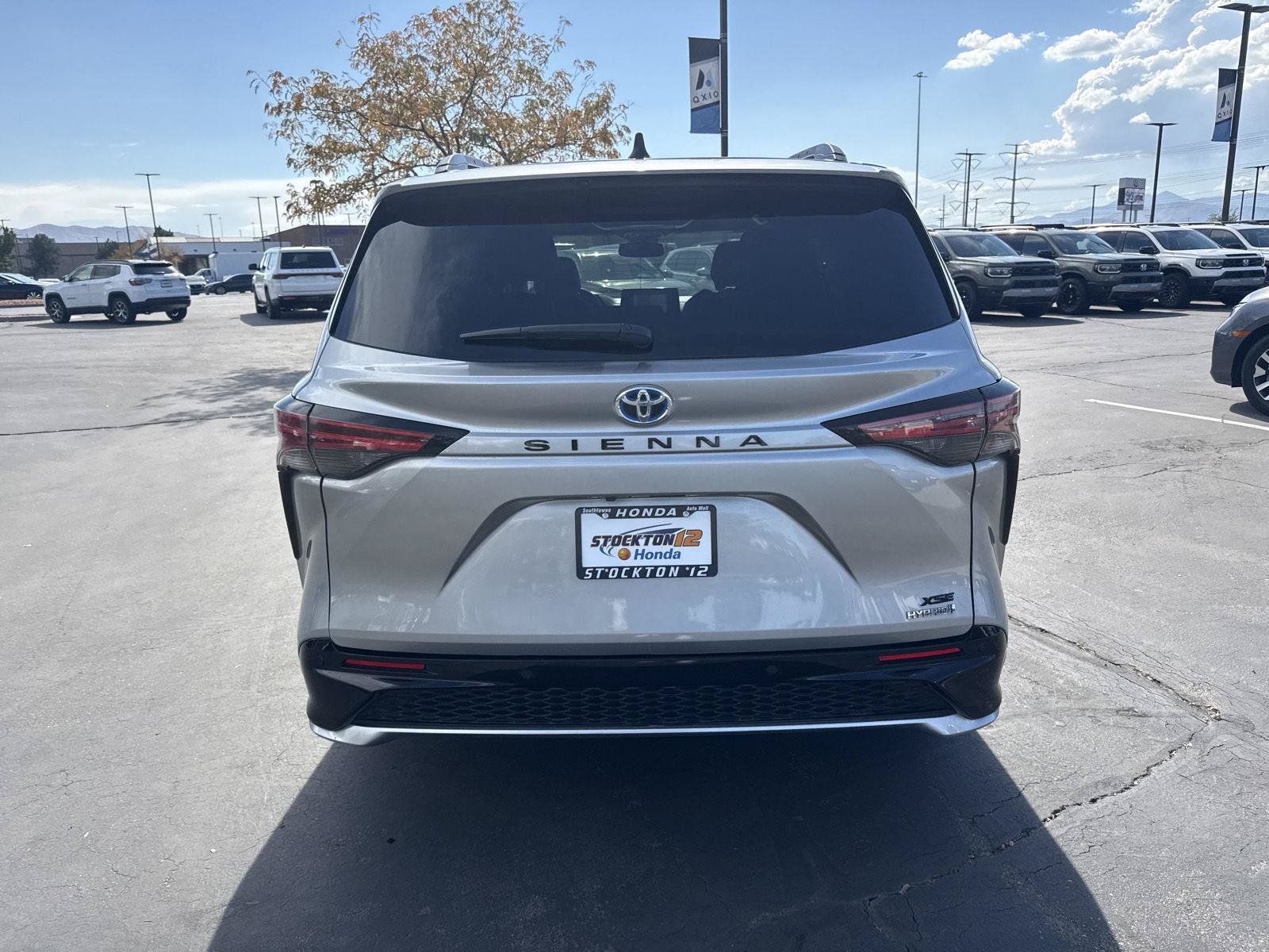Used 2024 Toyota Sienna XSE w/ XSE Premium Package FWD image 4