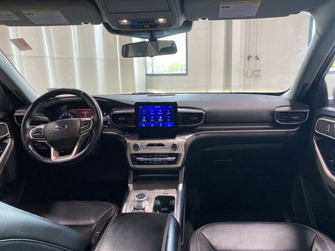 Used 2022 Ford Explorer XLT w/ Equipment Group 202A image 2
