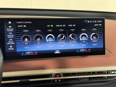 Used 2023 BMW iX xDrive50 w/ Sport Package AWD/4WD image 27