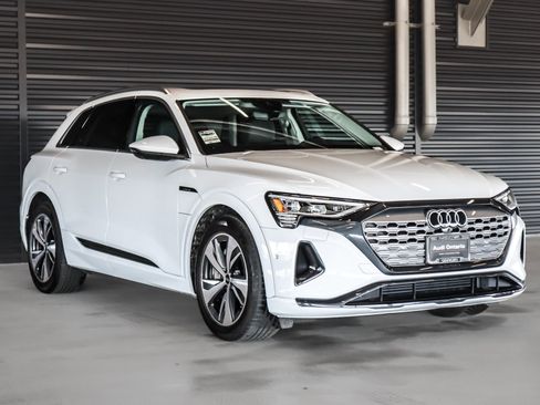 Used 2024 Audi Q8 e-tron Premium Plus w/ Premium Plus Package AWD/4WD image 11