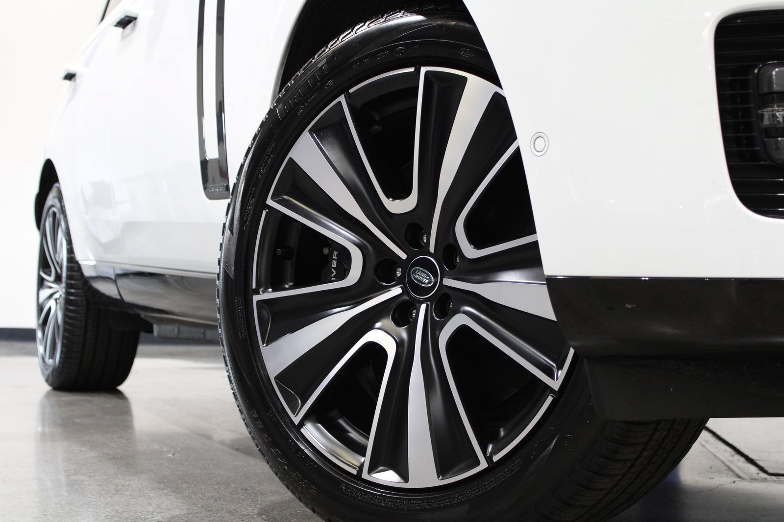 Used 2025 Land Rover Range Rover Autobiography AWD/4WD image 3