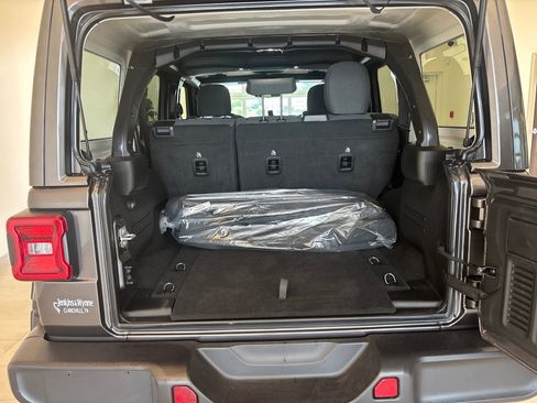 Used 2025 Jeep Wrangler Unlimited Sahara AWD/4WD image 10