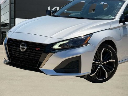 Used 2025 Nissan Altima 2.5 SR FWD image 2