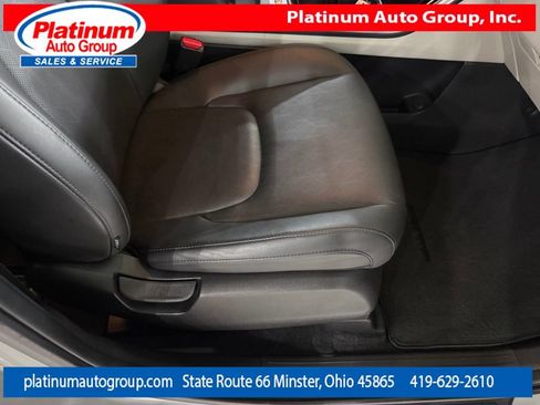 Used 2023 Kia Carnival EX FWD image 44