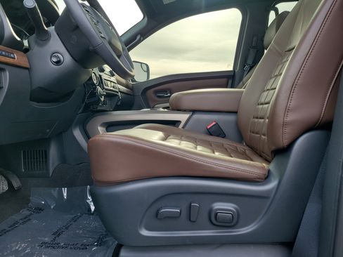 Certified 2024 Nissan Titan Platinum Reserve w/ Moonroof Package image 16