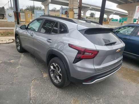 Used 2025 Chevrolet Trax LT w/ LT Convenience Package image 11