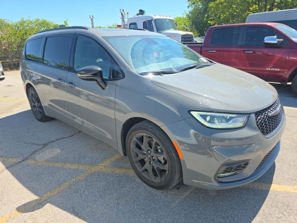 Used 2024 Chrysler Pacifica Touring-L w/ S Appearance Package FWD image 2