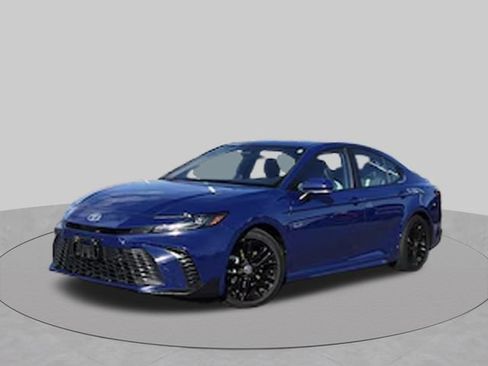 Used 2025 Toyota Camry SE FWD image 2