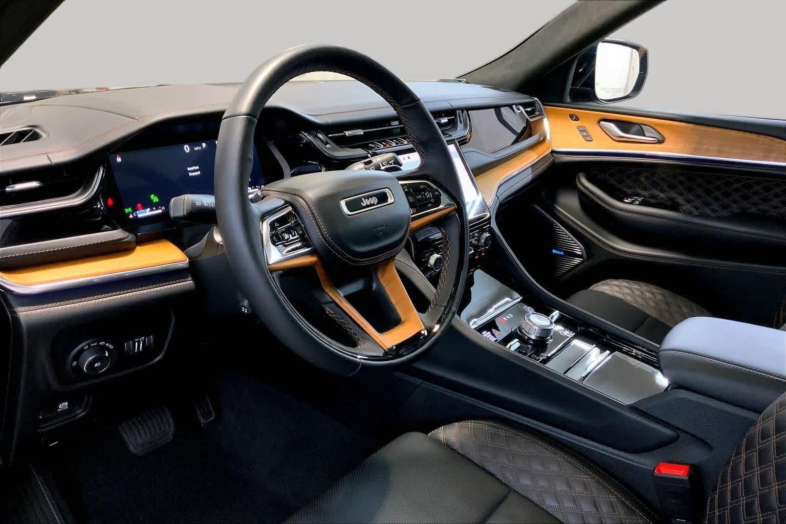 Used 2023 Jeep Grand Cherokee Summit AWD/4WD image 16