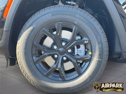 New 2025 Jeep Grand Cherokee L Laredo image 7