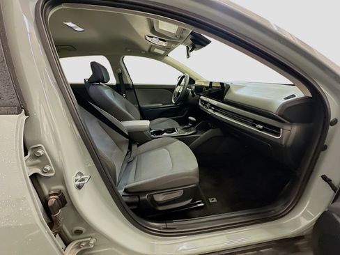 Used 2025 Kia K4 LXS image 32