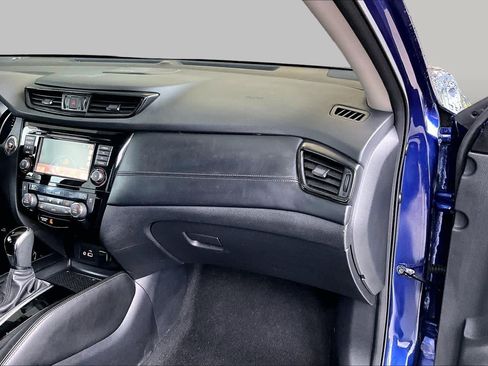 Used 2018 Nissan Rogue SL FWD image 17