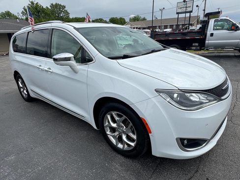 Used 2018 Chrysler Pacifica Limited w/ Advanced Safetytec Group FWD image 4