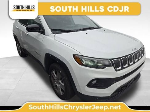 Used 2022 Jeep Compass Latitude image 1