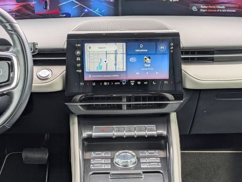 Used 2024 Lincoln Nautilus Premier image 18