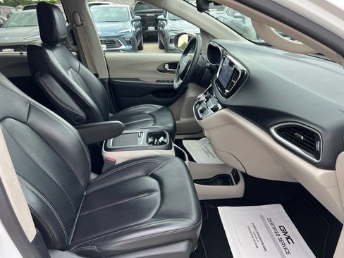 Used 2023 Chrysler Pacifica Touring-L FWD image 40