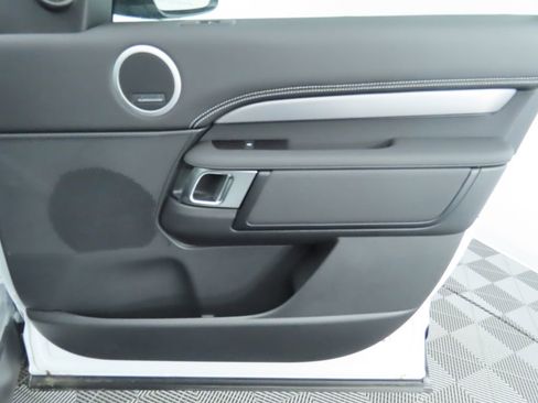 Used 2024 Land Rover Discovery Dynamic SE image 25