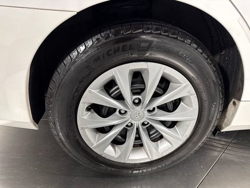 Used 2015 Toyota Camry LE FWD image 34