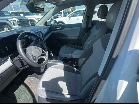 Used 2022 Volkswagen Taos SE w/ Panoramic Sunroof Package image 3