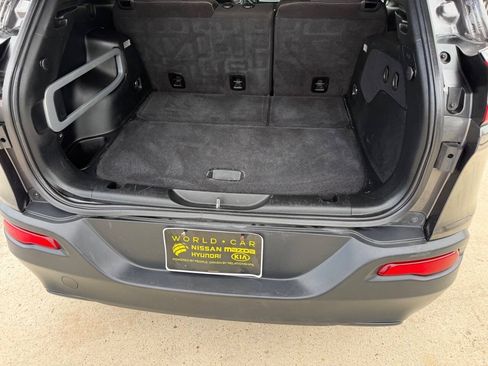 Used 2017 Jeep Cherokee Latitude w/ Comfort & Sound Group FWD image 19