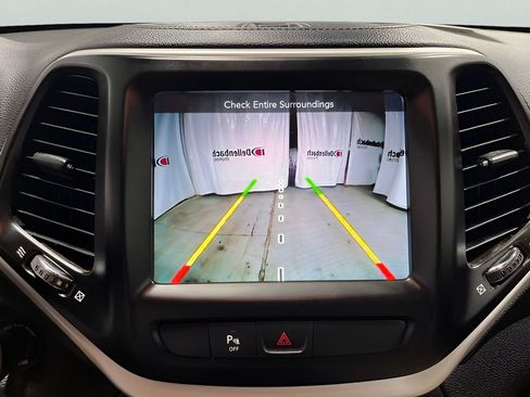 Used 2017 Jeep Cherokee Latitude w/ Safety/Convenience Group FWD image 18