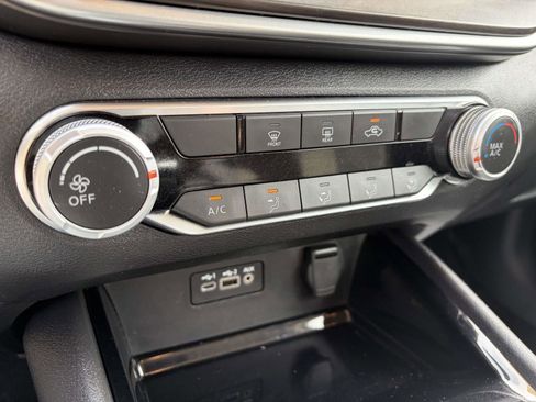 Used 2024 Nissan Altima 2.5 SV image 14