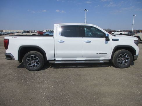 New 2026 GMC Sierra 1500 SLT image 3