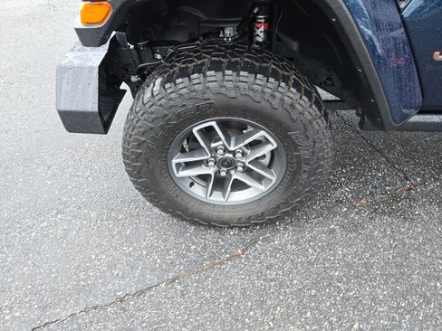 Used 2025 Jeep Gladiator Mojave image 11