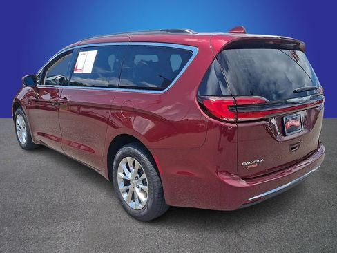 Used 2022 Chrysler Pacifica Touring-L w/ Uconnect Theater Family Group AWD/4WD image 6