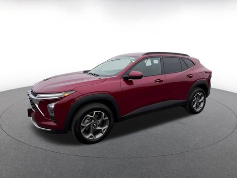 Used 2025 Chevrolet Trax LT w/ LT Convenience Package image 8