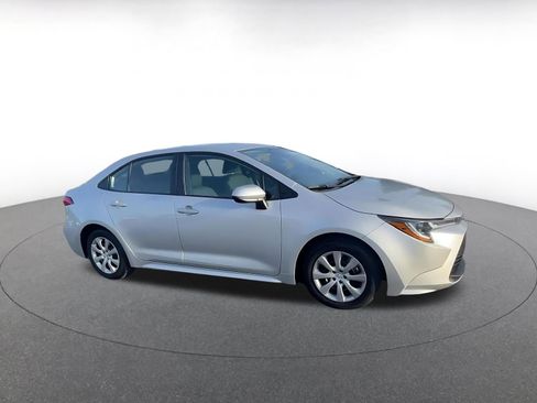 Used 2025 Toyota Corolla LE image 2