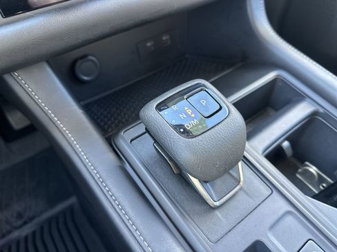 Used 2024 Nissan Pathfinder S image 30