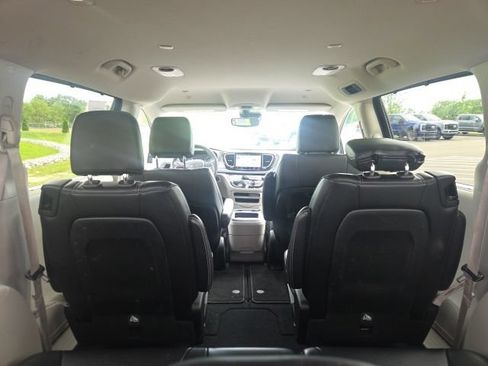Used 2023 Chrysler Pacifica Touring-L FWD image 13