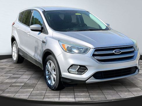 Used 2017 Ford Escape SE FWD image 1