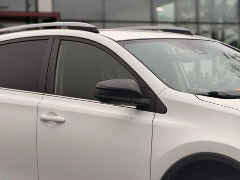 Used 2018 Toyota RAV4 LE FWD image 4