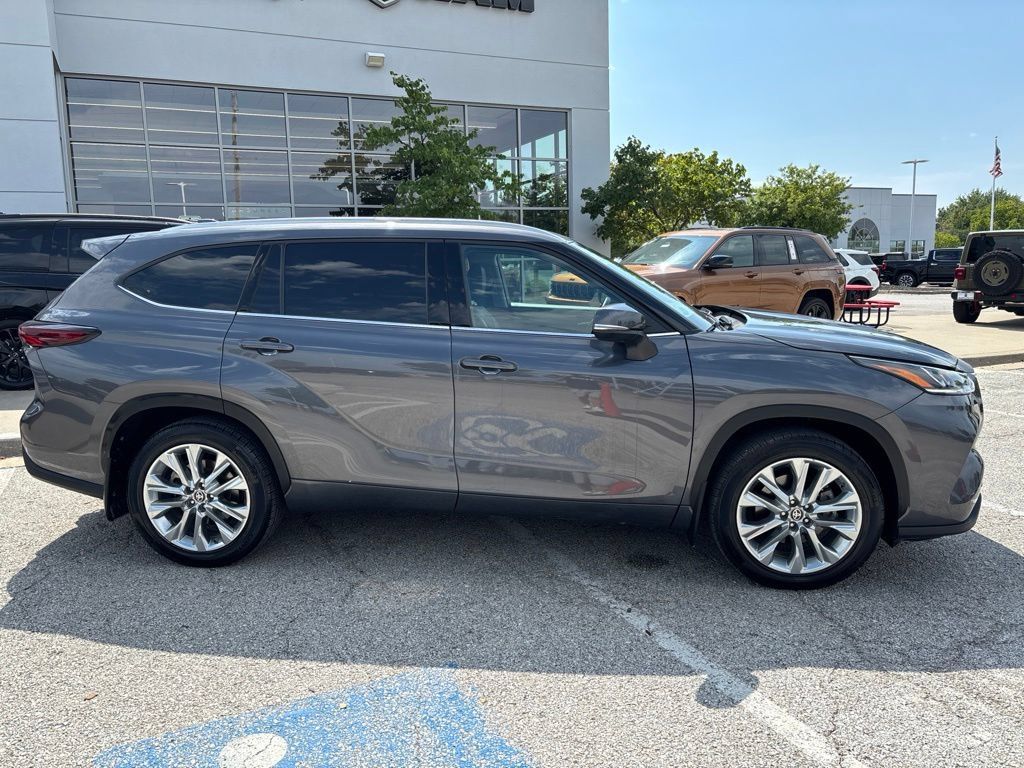 Used 2024 Toyota Highlander Limited AWD/4WD image 13