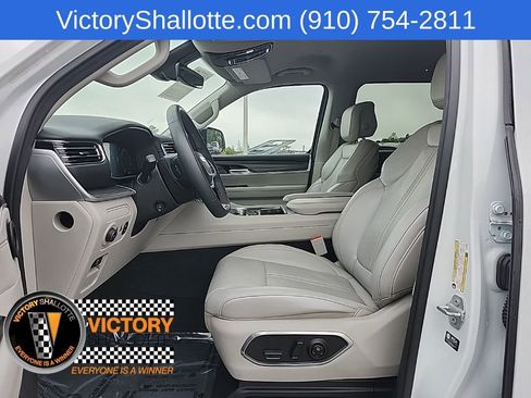 Used 2023 Jeep Wagoneer Series III w/ Preferred Equipment Group RWD image 27