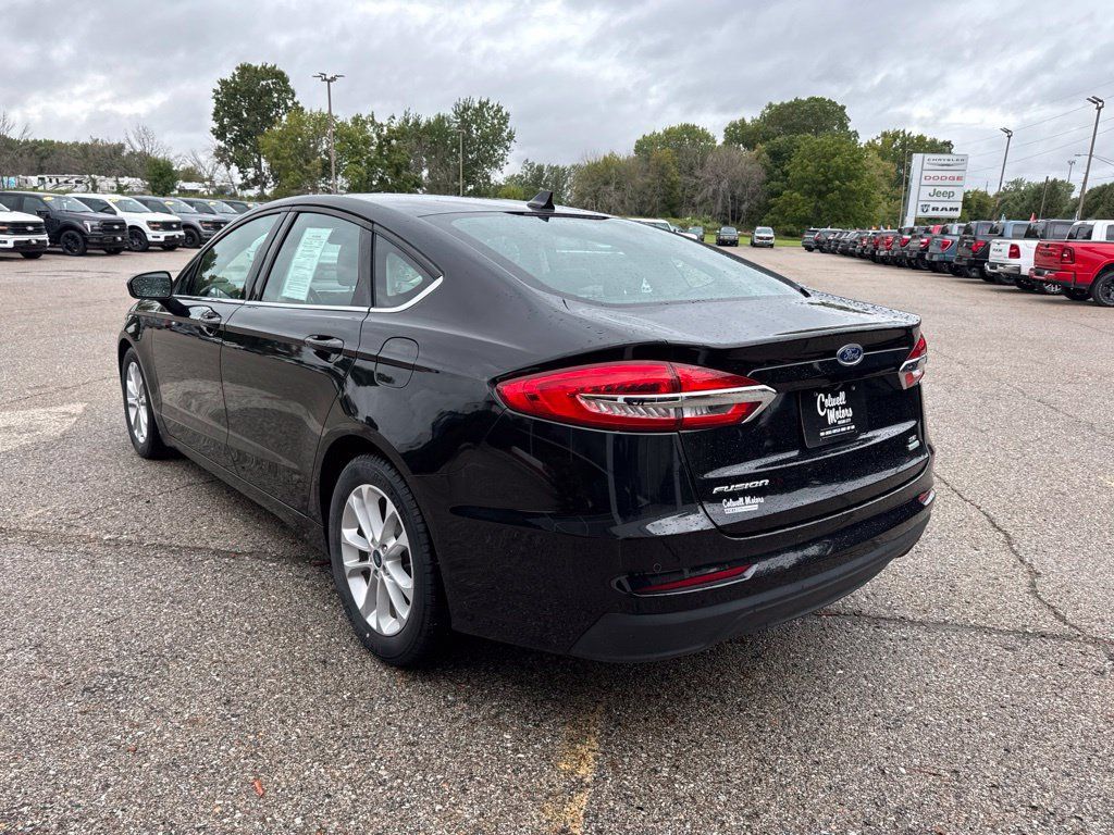 Used 2020 Ford Fusion SE FWD image 5