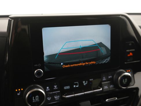 Used 2024 Toyota Highlander XLE image 31