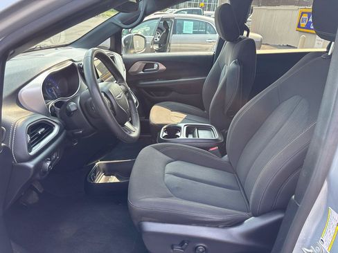 Used 2023 Chrysler Pacifica Touring FWD image 11