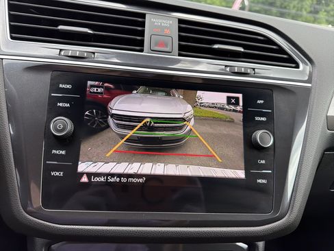 Used 2024 Volkswagen Tiguan SE AWD/4WD image 17