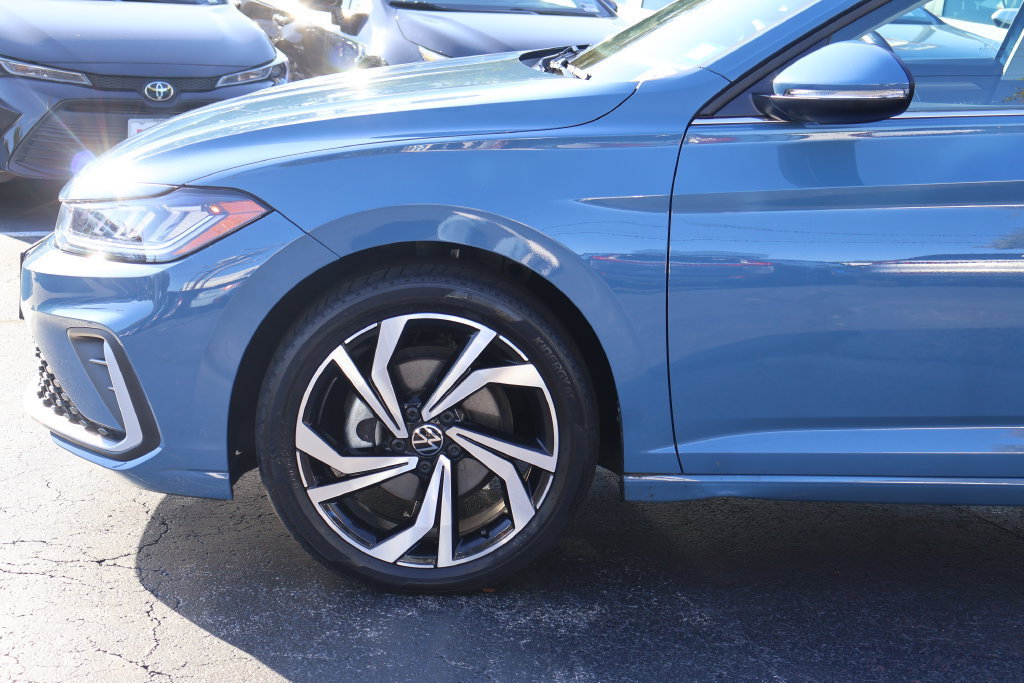 Used 2025 Volkswagen Jetta SEL FWD image 2