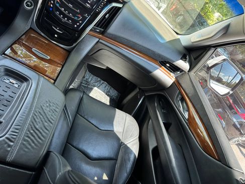 Used 2017 Cadillac Escalade Luxury AWD/4WD image 12