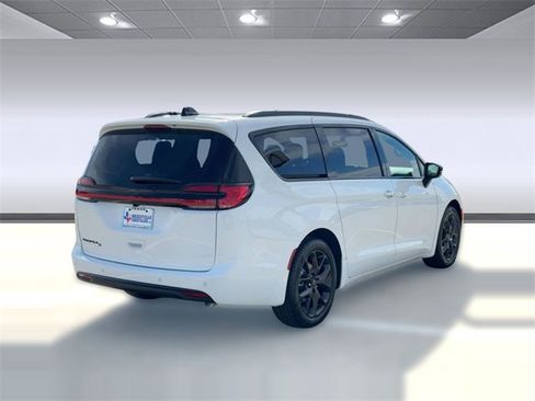 New 2026 Chrysler Pacifica Select w/ S Appearance Package image 9