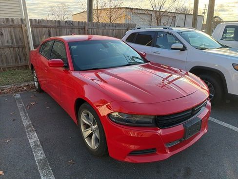 Used 2017 Dodge Charger SXT image 3