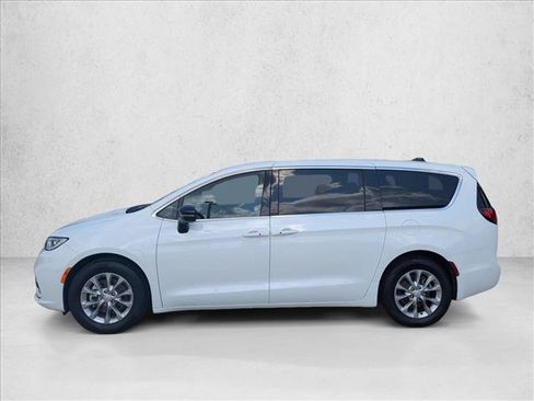 Used 2026 Chrysler Pacifica Limited FWD image 9