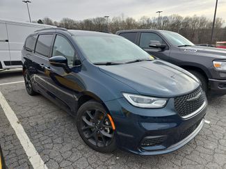 Used 2023 Chrysler Pacifica Touring-L w/ S Appearance Package video 1