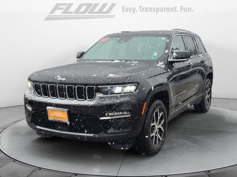 Used 2023 Jeep Grand Cherokee Limited w/ Luxury Tech Group II image 3